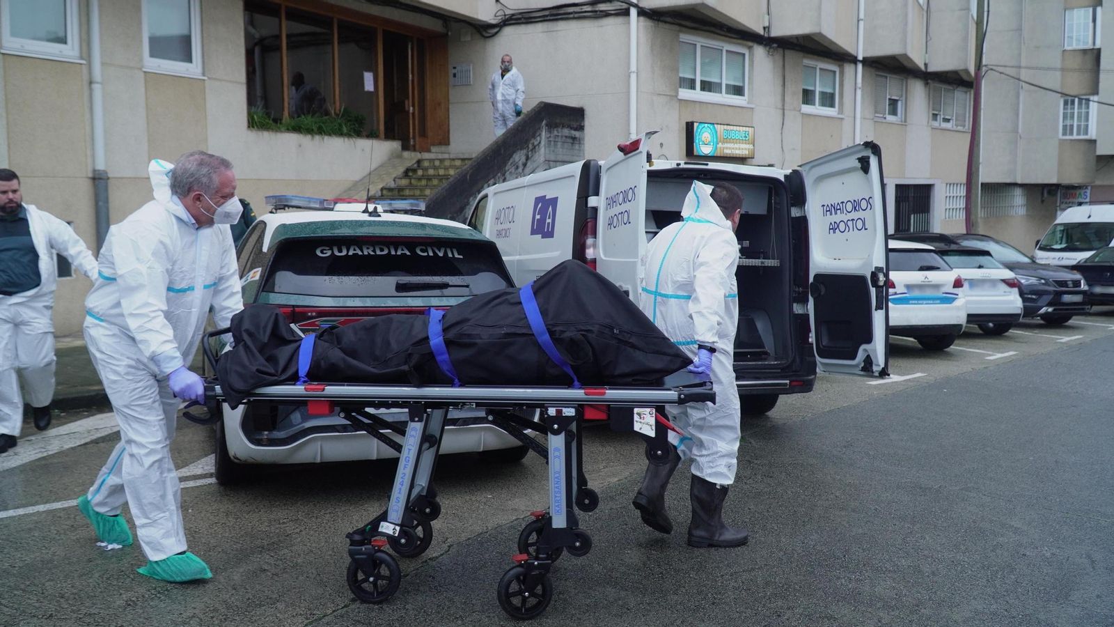 Operarios sacan el cuerpo del fallecido