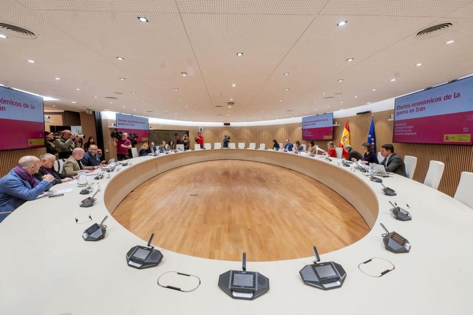 Vista general de la sala, durante la reunión entre Yolanda Díaz con los agentes sociales.