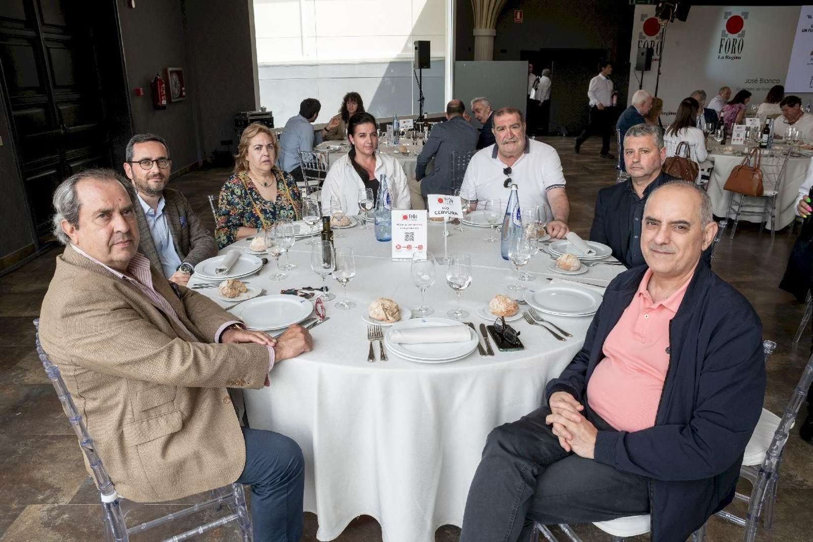 Río Cerveira:
José Prada (presidente de la compañía de tranvías de A Coruña), Xabier Soto (director de Cajamar), María de los Ángeles Rodríguez Iglesias (concejala PSOE Vilamarín-delegada provincial PSOE), Beatriz Santos (administradora PSOE en Ourense), Darío Barros (secretario de Industria y desarrollo, ejecutiva provincial PSOE), Juan Ramón Álvarez Álvarez (secretario organización PSOE de Laza), Juan da Silva (departamento comercial La Región).
Foto: Óscar Pinal.