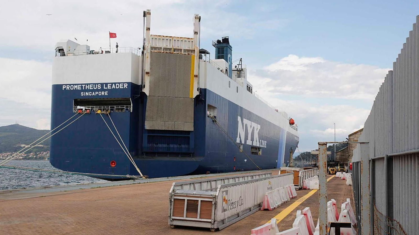 El carguero llegó a principios de la semana que viene al puerto vigués y está en el Muelle de Trasatlánticos.