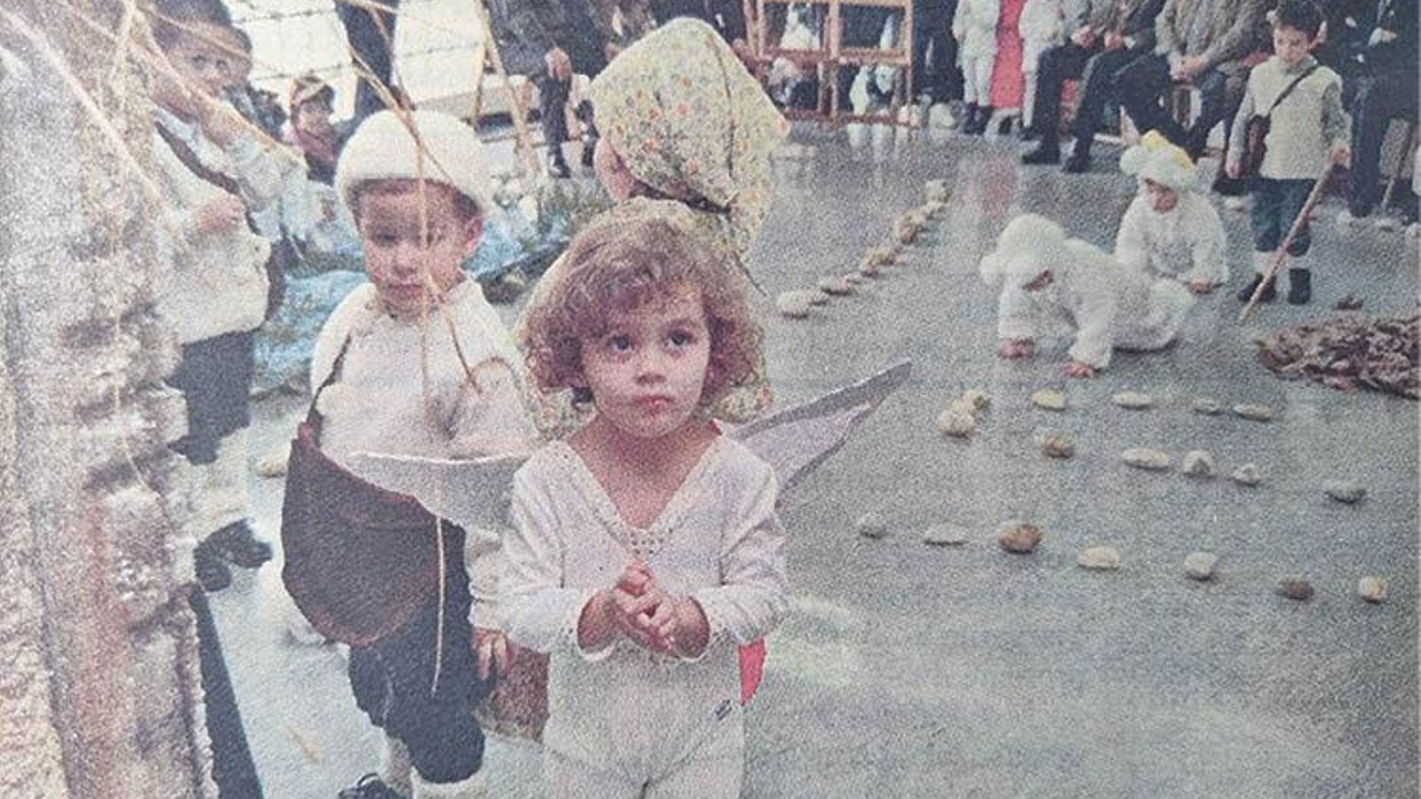 La pequeña Amelia Guede representando un ángel.