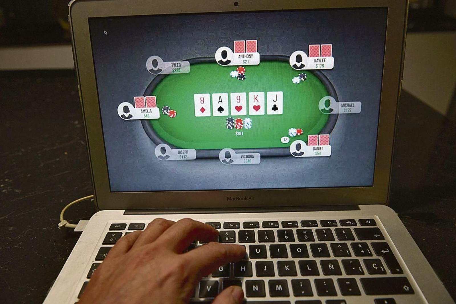 Un usuario online juega al póker en una plataforma web.