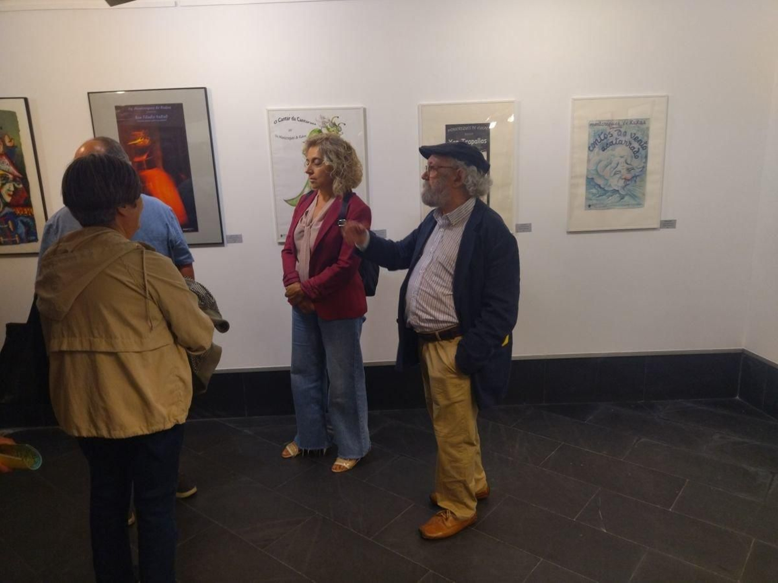 Kukas y la concejala de Cultura, Margarida Pizcueta, en la exposición.