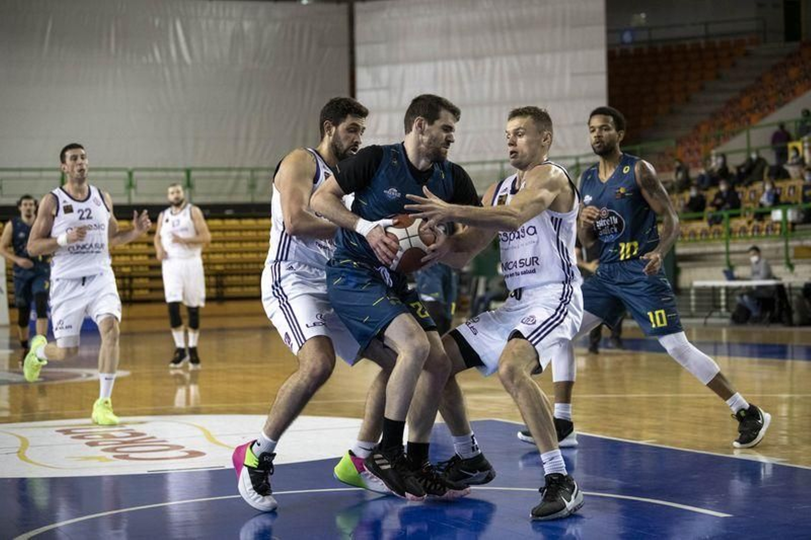 Partido de LEB Oro en el Pazo Paco Paz entre el COB y el Valladolid // FOTO: ÓSCAR PINAL