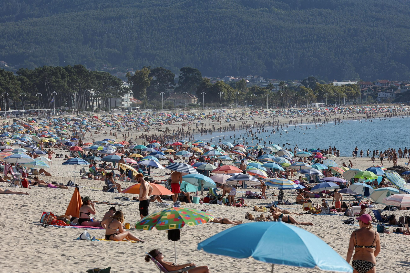 La playa de Samil ayer, a tope como si fuera pleno mes de agosto.