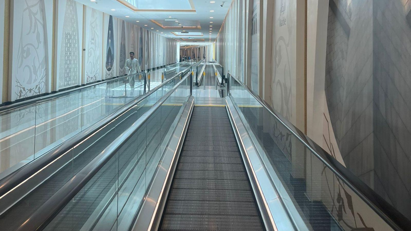 Acceso al interior de la mezquita de Dubái, prácticamente desierto