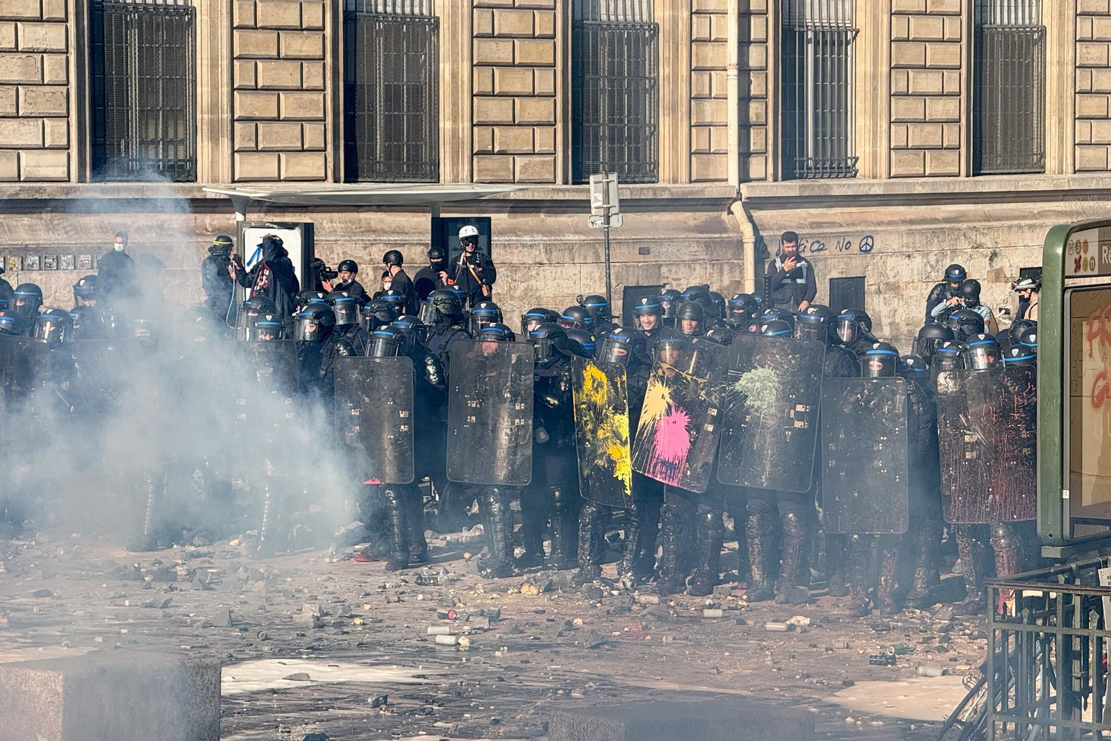 Disturbios durante la manifestación por el coste de la vida en Francia.