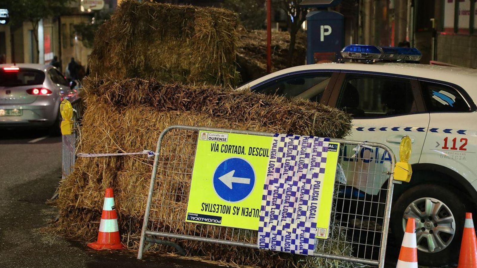 Bloques de paja que cercan la Delegación de la Xunta