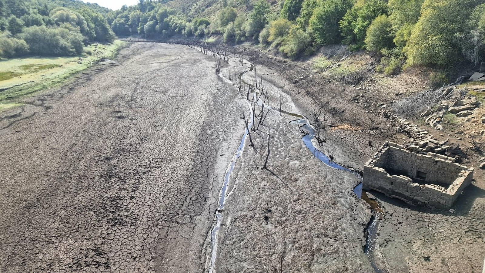 El embalse de Eiras, seco, este mes de octubre.