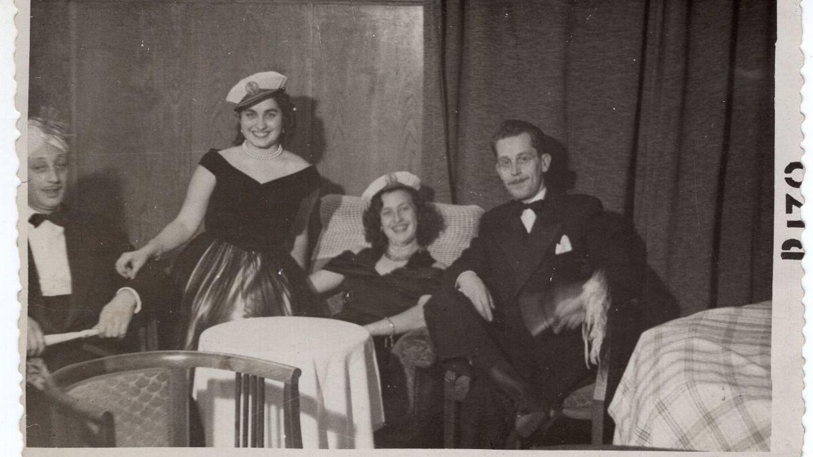 Personajes conocidos de la sociedad Ourensana presente en los bailes de Carnaval.