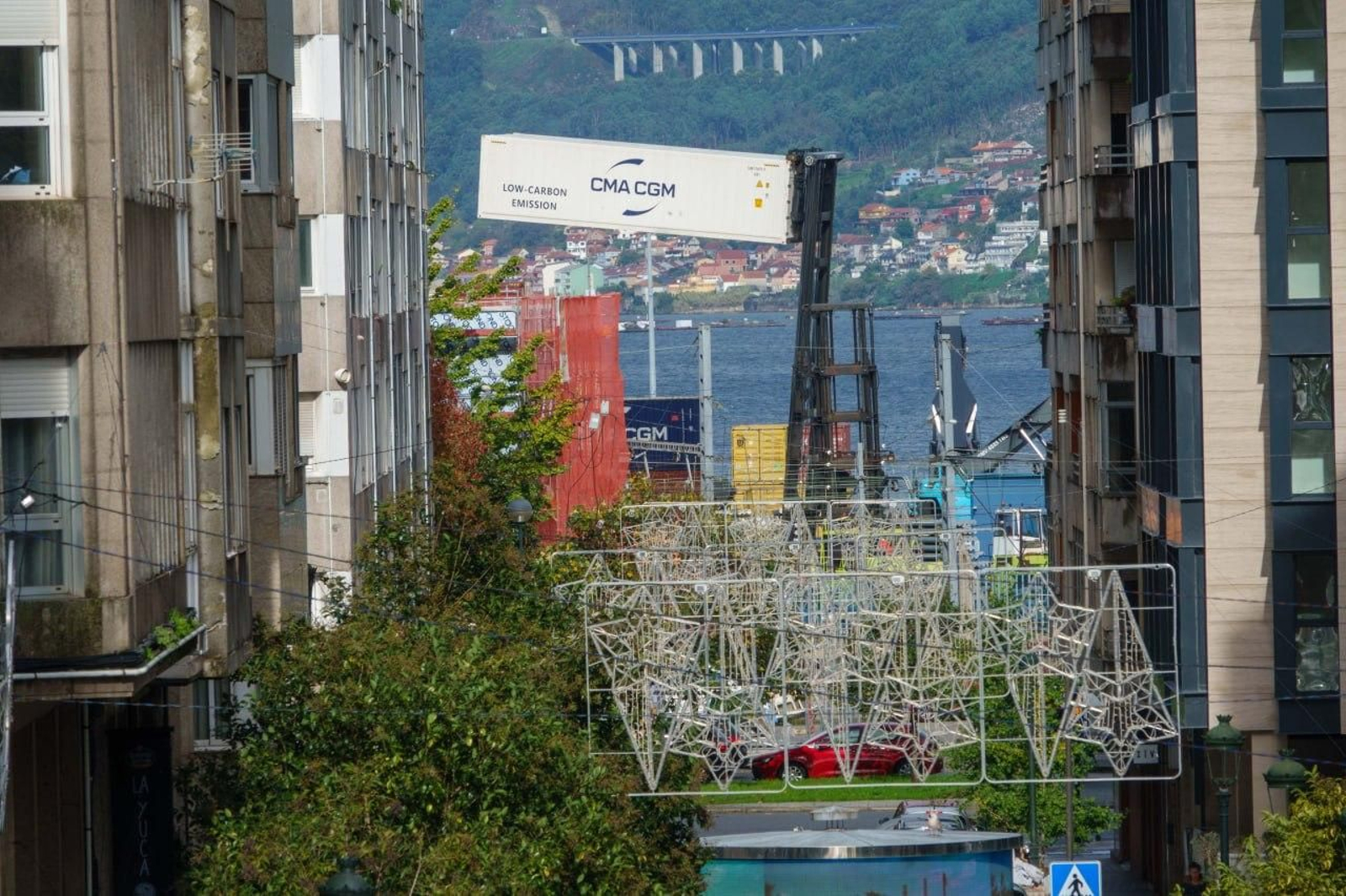 Foto de un contenedor cargado en altura ayer.