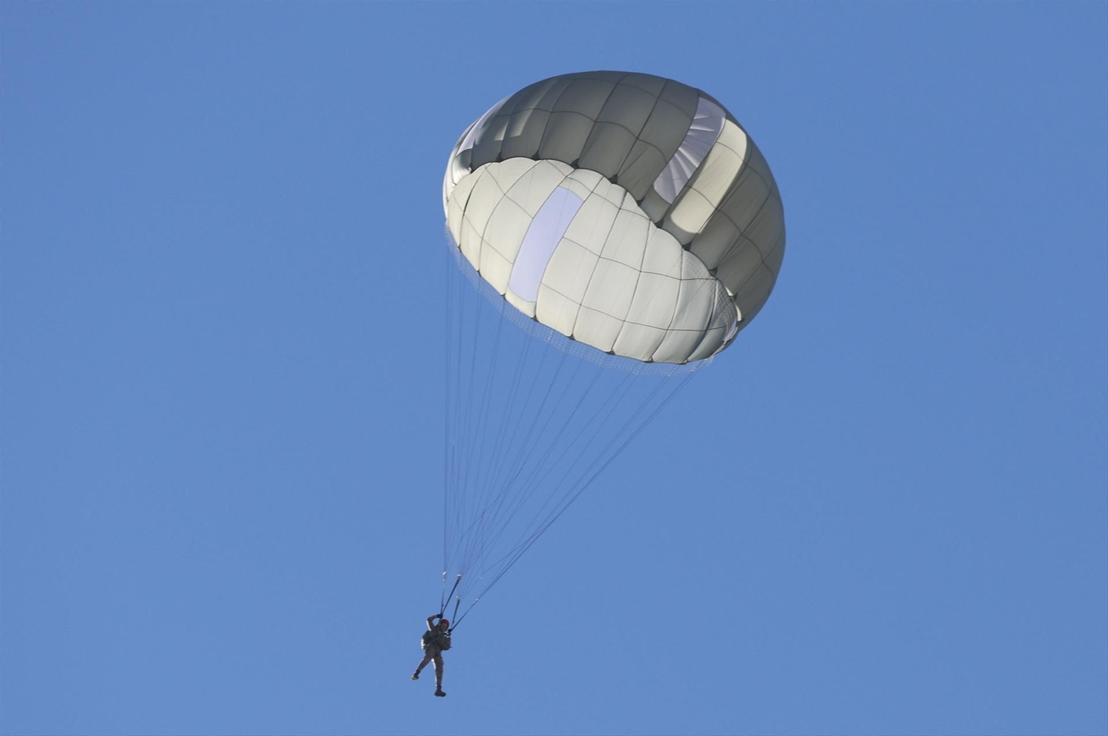 Salto en paracaídas de la princesa Leonor en la Base Aérea de Alcantarilla.