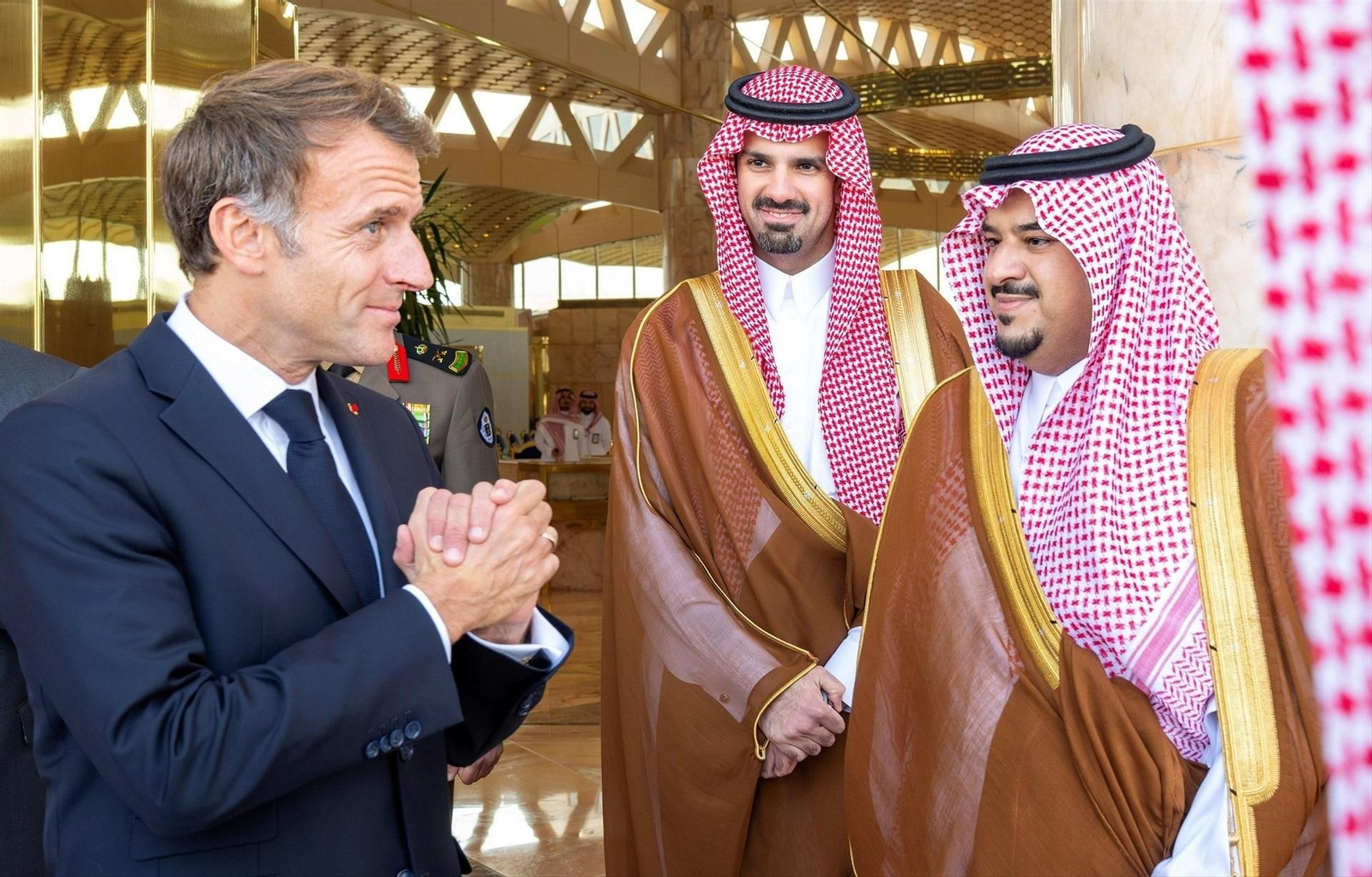 El presidente de Francia, Emmanuel Macron, recibido por el príncipe de Arabia Saudí Mohammed bin Abdulrahman bin Abdulaziz Al Saud