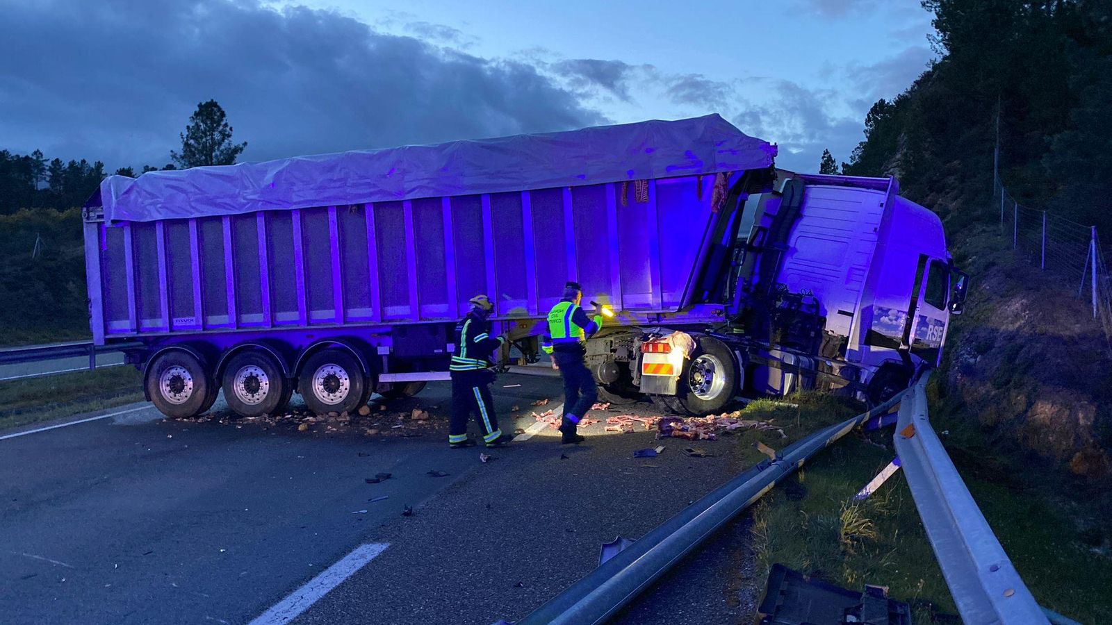Las autoridades trabajando en la A-52 tras el accidente (Guardia Civil)