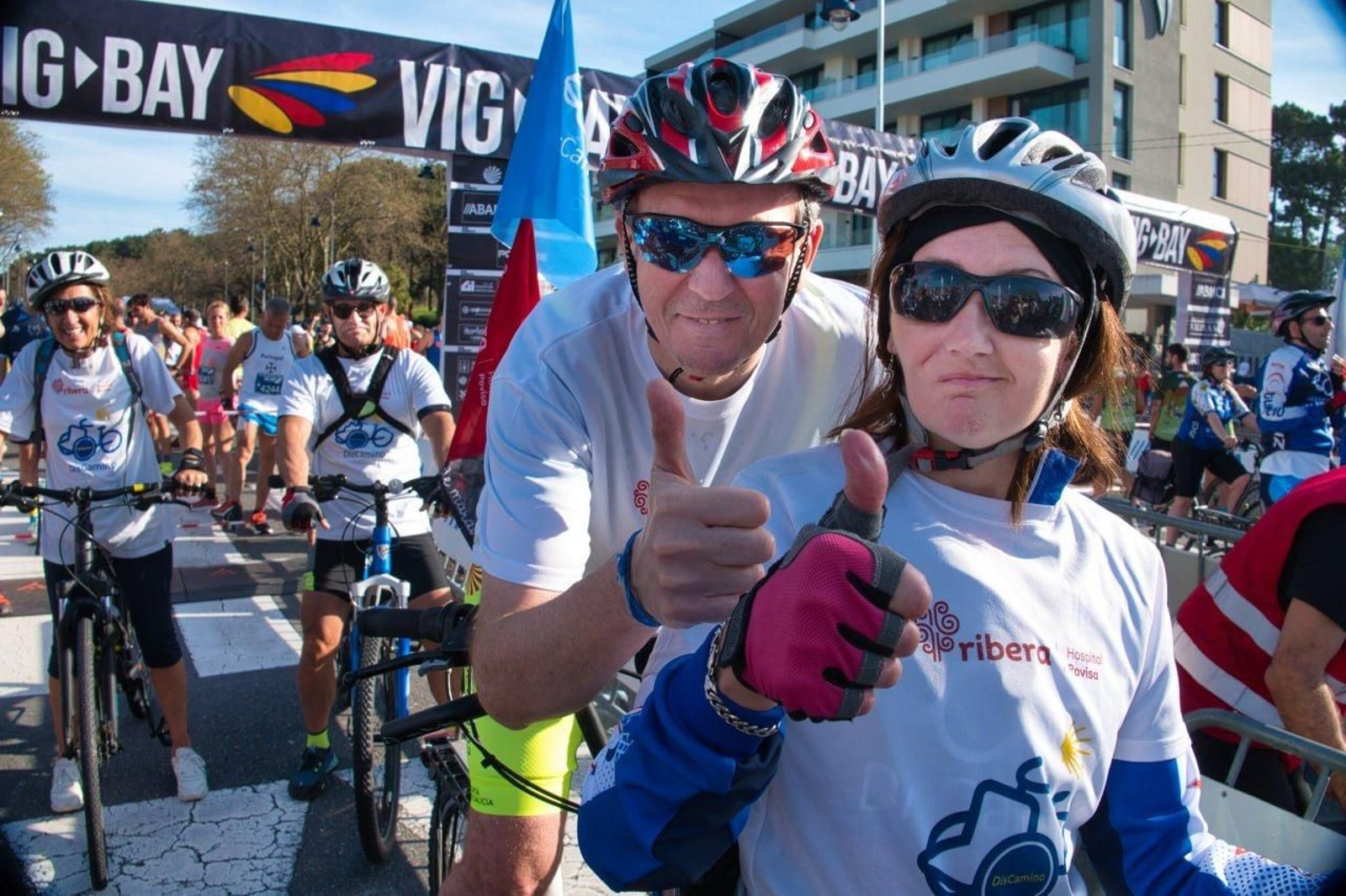 Rueda acompaña a una participante de Discamino en la Vig-Bay 2024.