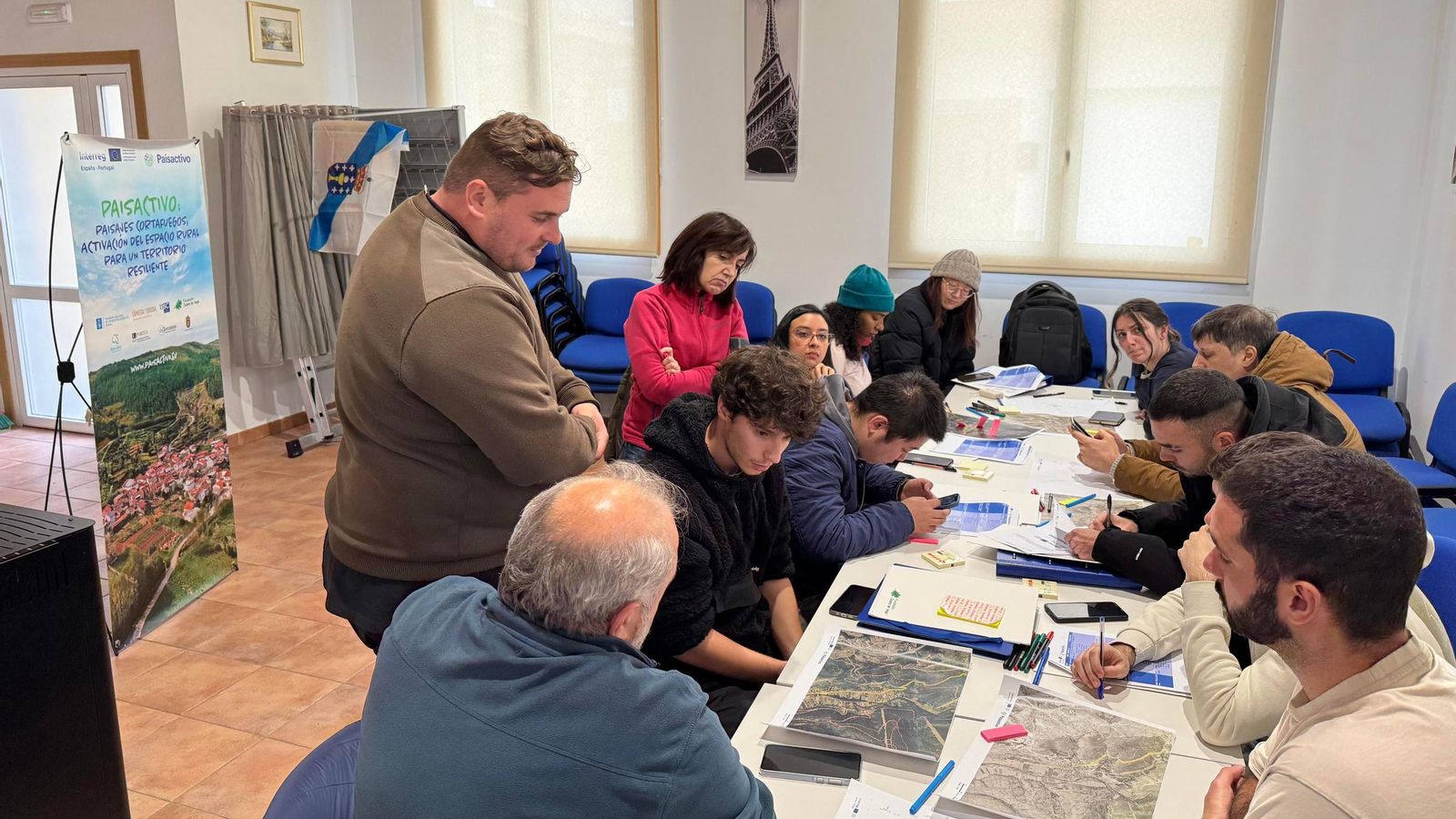 Los alumnos escucharon atentamente las explicaciones de Víctor Padrón -izq.-, presidente de los comuneros.