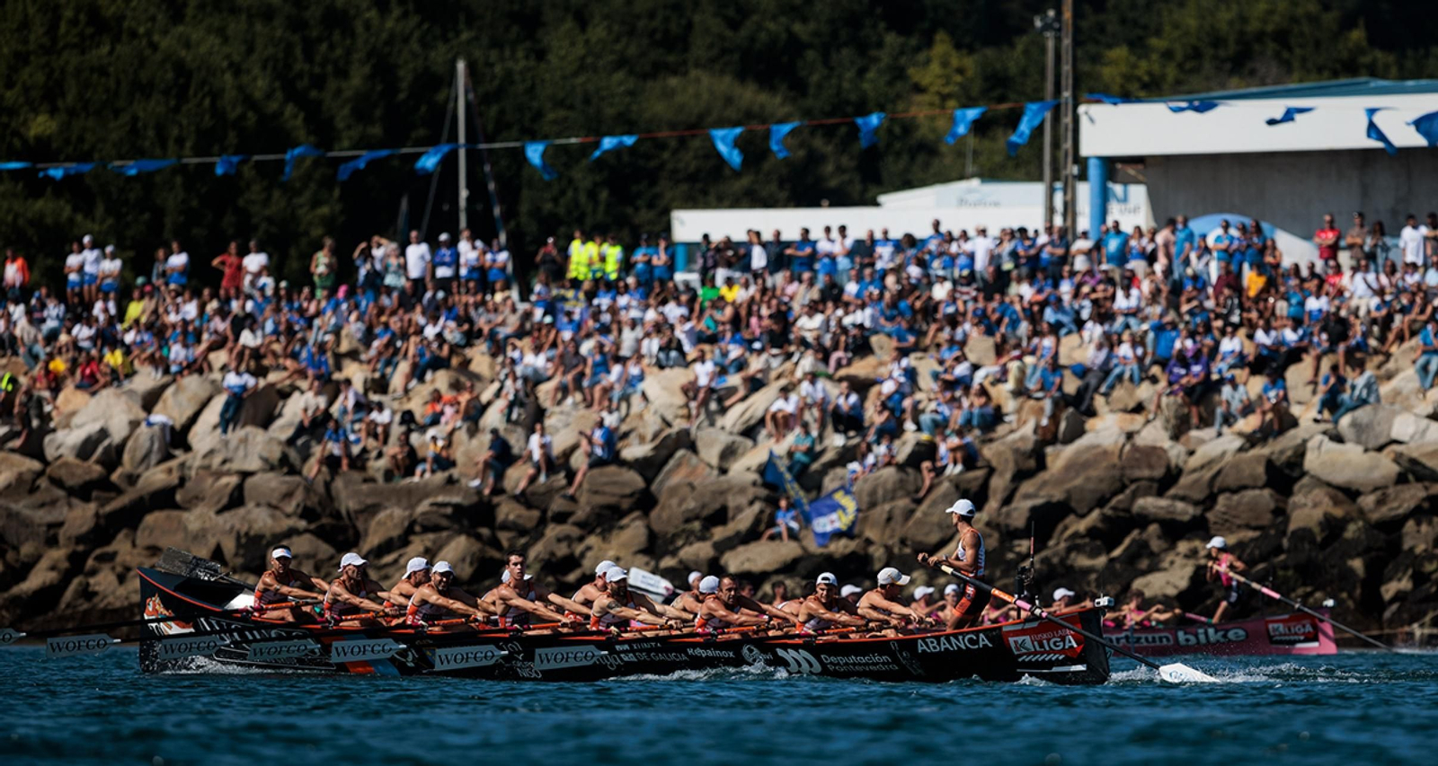 Chapela rema en el Concello de Ares, en la última regata de la Liga ACT antes de los playoffs.
