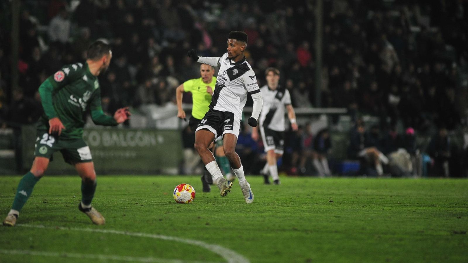 Galería | El frío domina el derbi ourensano entre Arenteiro y Ourense CF en Espiñedo