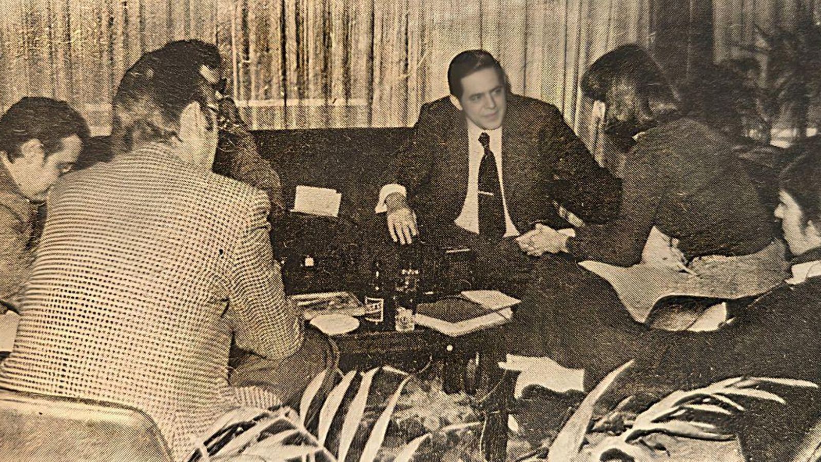 El señor Regalado Aznar, dando explicaciones a la prensa.