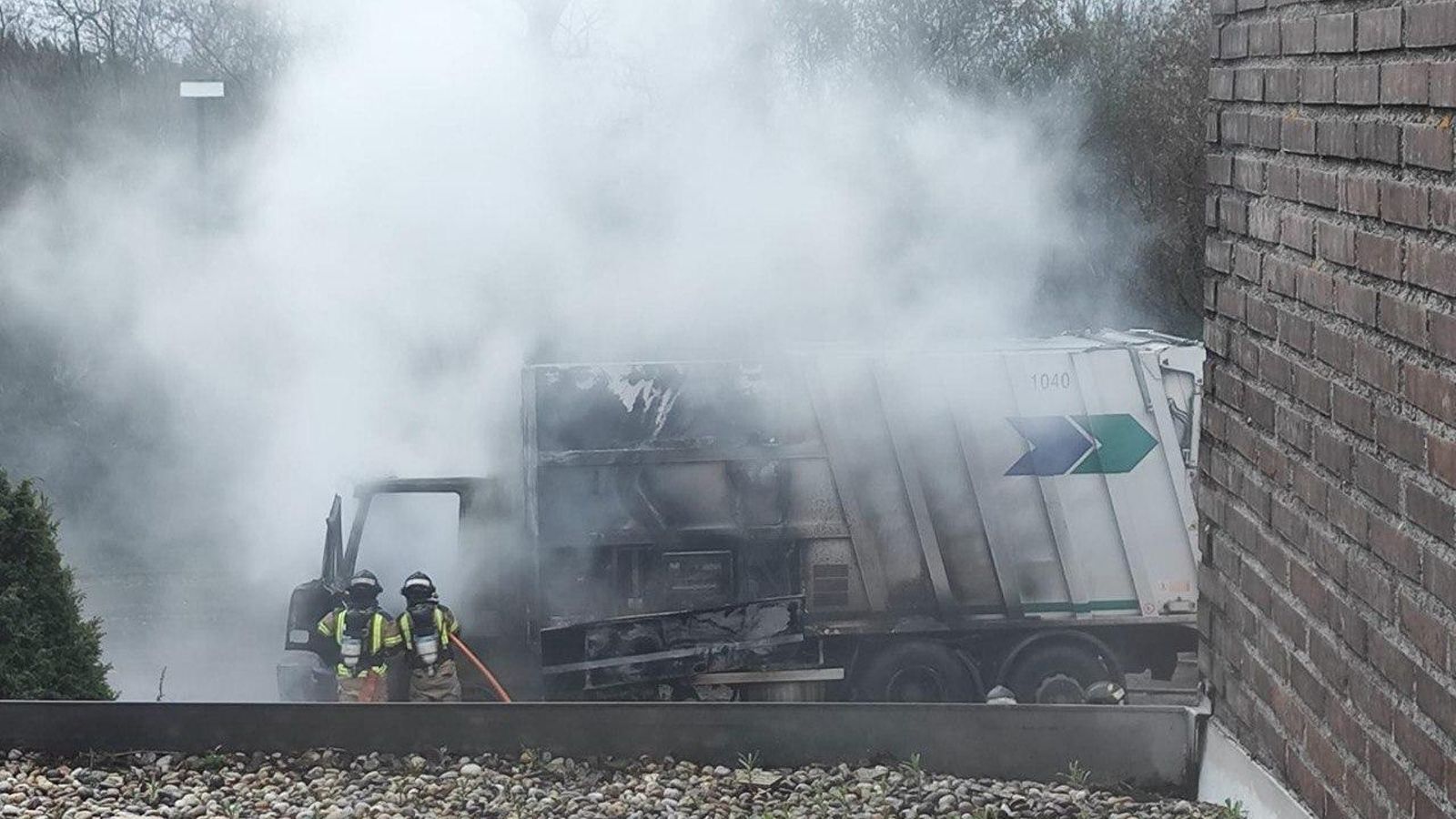 Arde un camión de la basura en el campus de Vigo