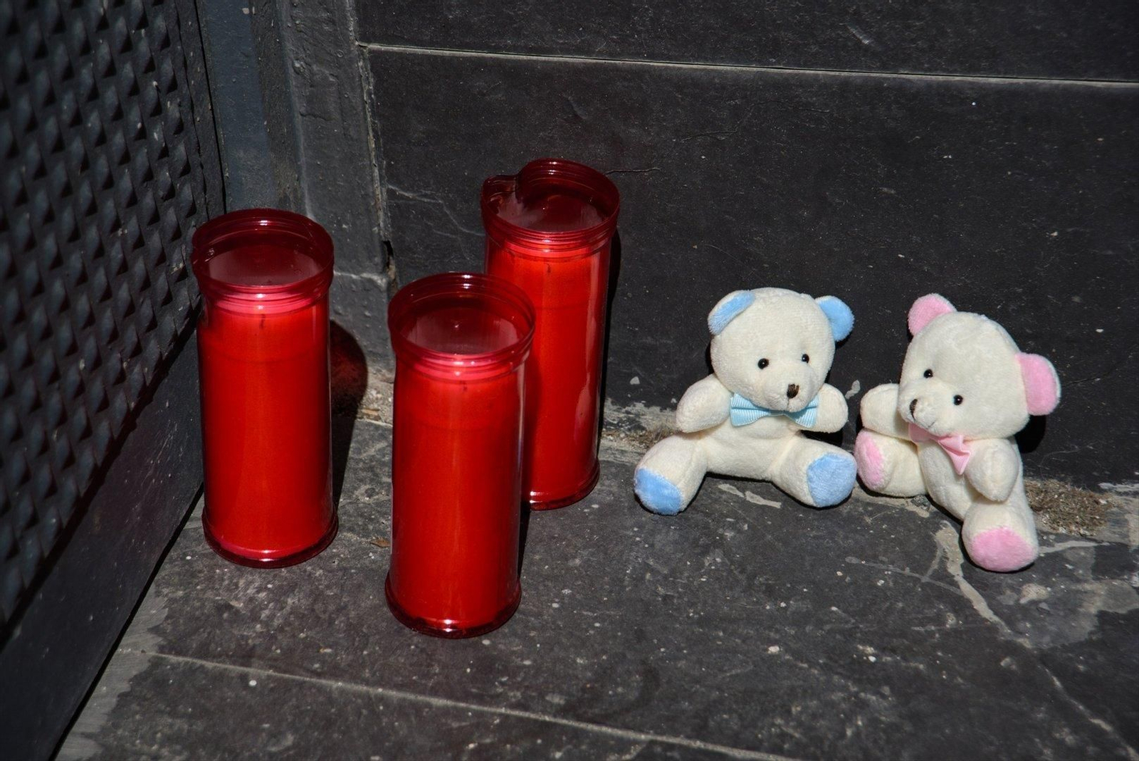 EuropaPress_5878551_tres_velas_dos_osos_peluche_puerta_garaje_vivienda_donde_hombre_matado