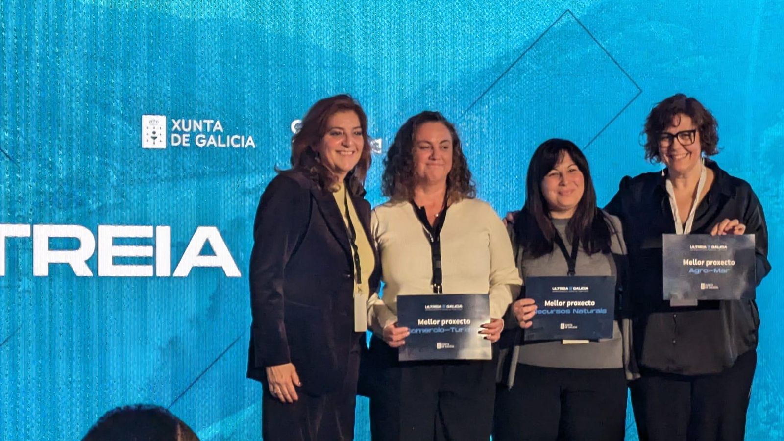 Marta Mariño, directora xeral de Traballo Autónomo e Economía Social, con las emprendedoras que representan los tres proyectos reconocidos y apoyados por la Red de Polos de Emprendemento.