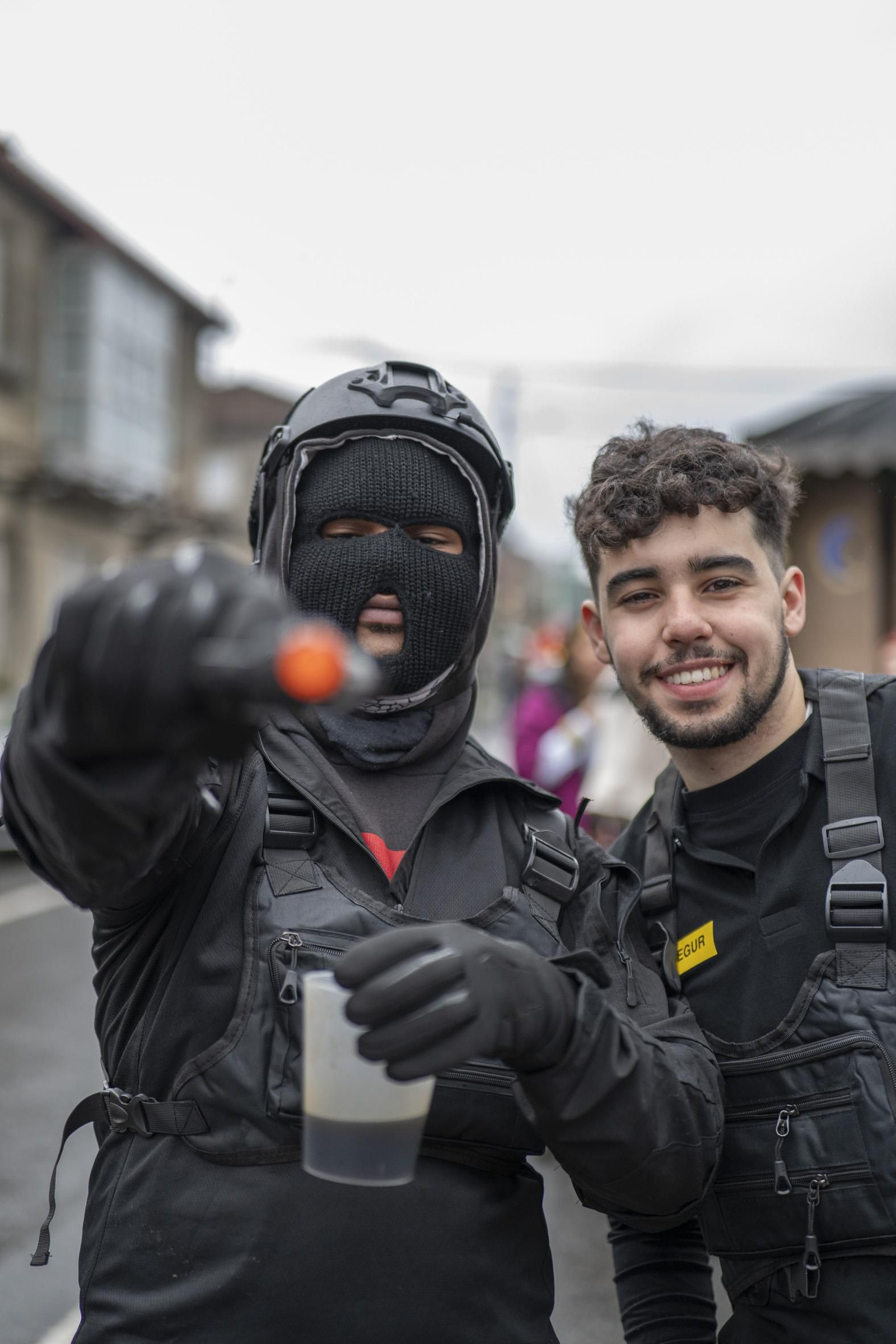 Galería | El Entroido itinerante de Parada de Amoeiro lleva la diversión por bandera