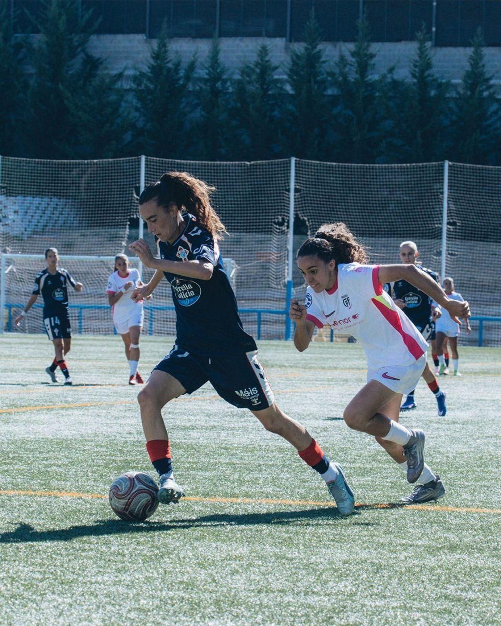 Andrea Albiol conduce el balón, ayer ante el Madrid B.