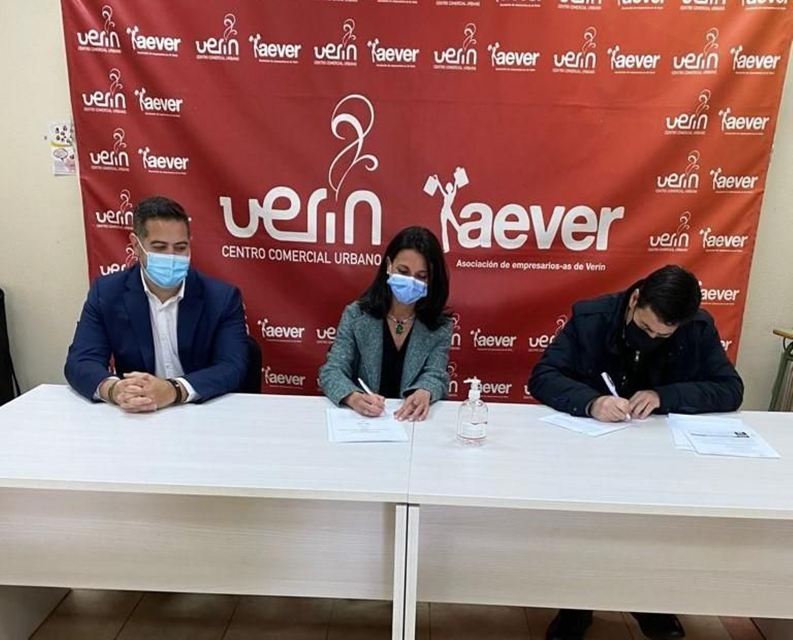 Firma do convenio na sede de Aever. (Foto: cedida).