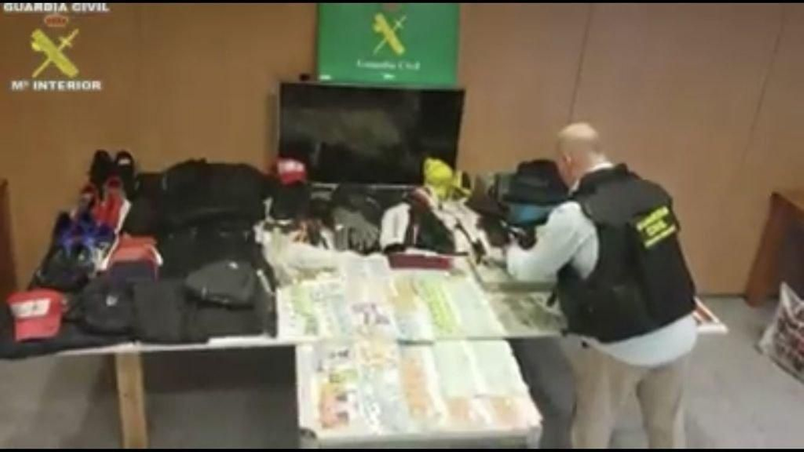 Dinero y efectos intervenidos por la Guardia Civil.