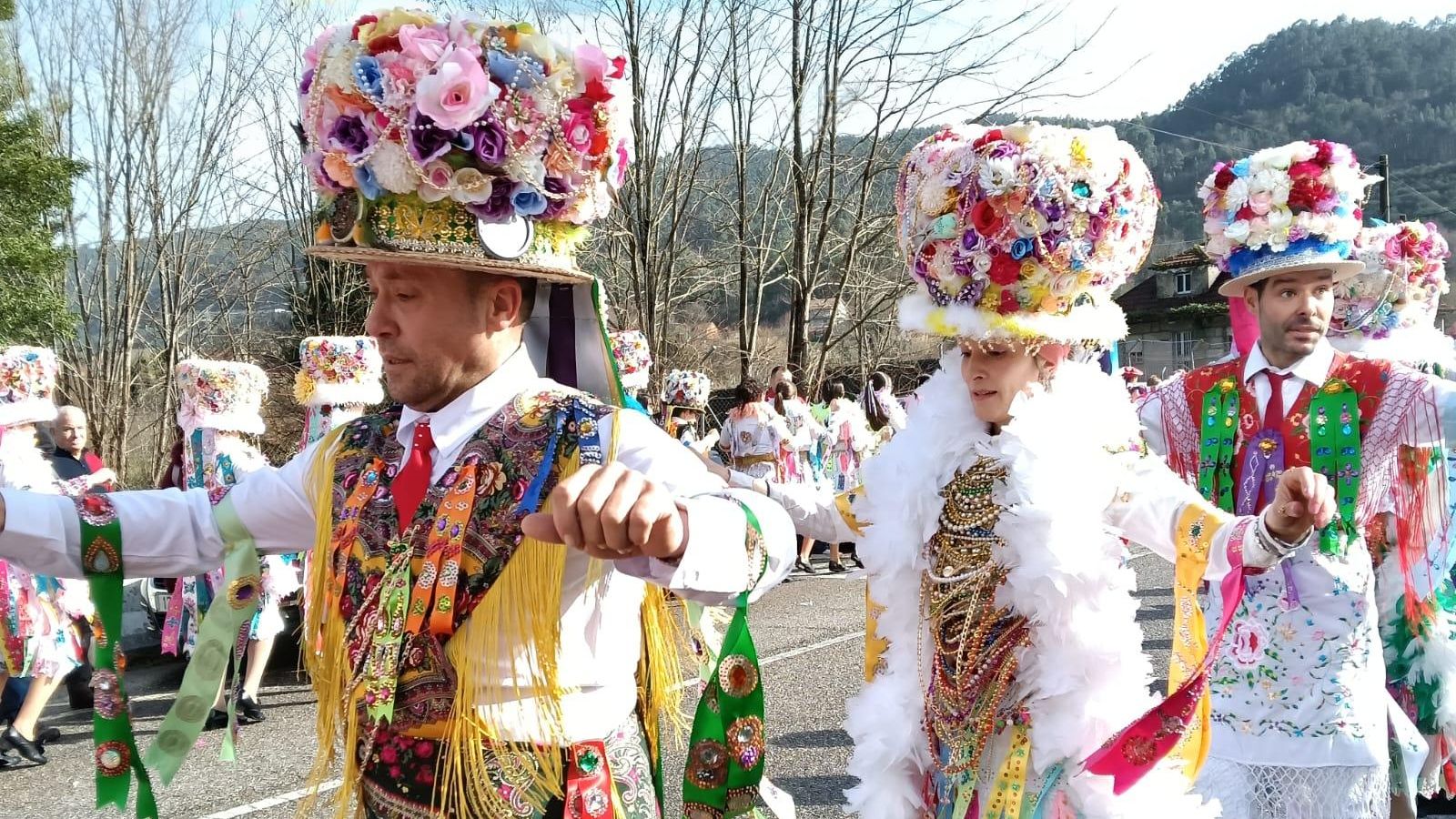 Detalles dos traxes das Madamas e Galáns.