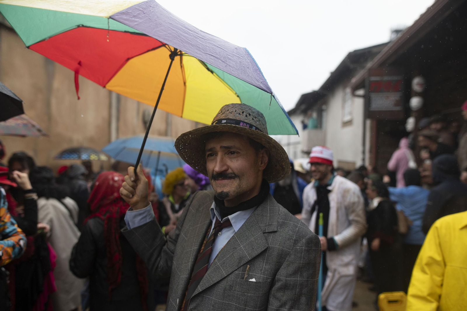 Galería | La farrapada conquista Laza antes de la salida de los Peliqueiros