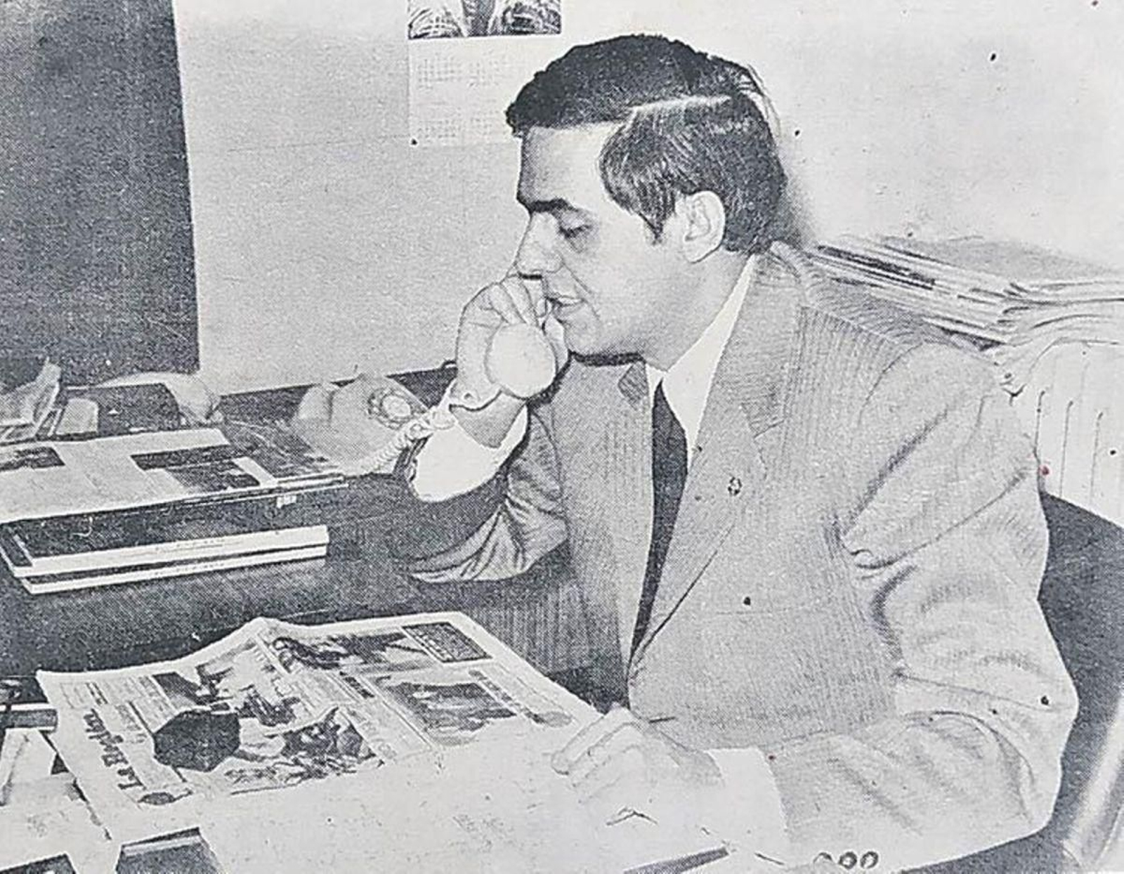 Daniel Regalado Aznar con un ejemplar de La Región