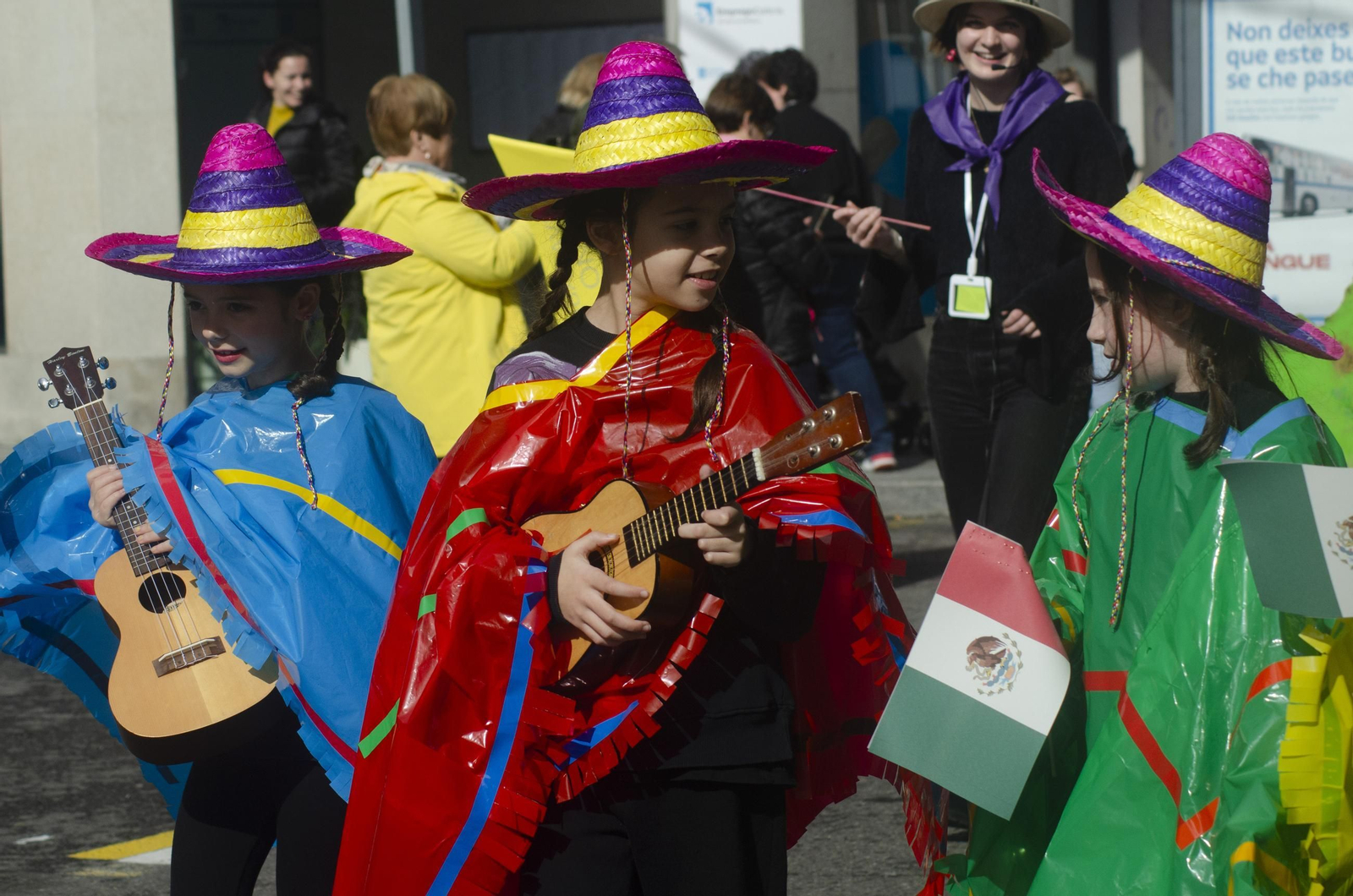 Los niños animan las calles de Ribadavia con el desfile escolar de Entroido