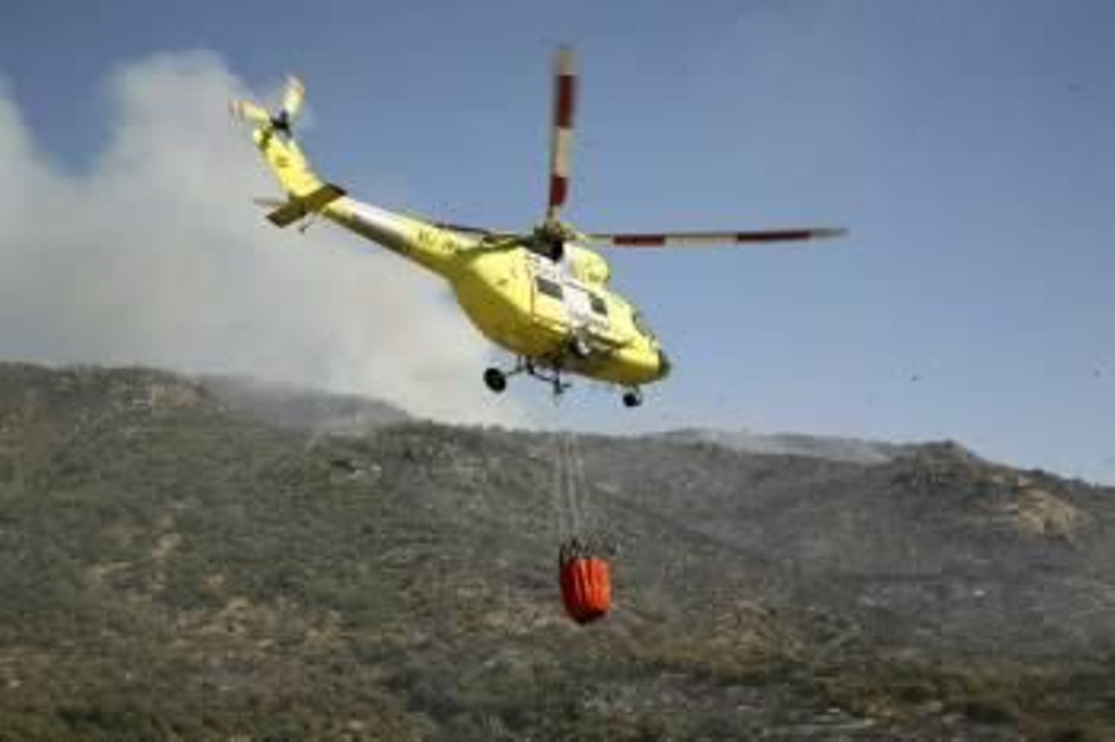 Un helicóptero durante las tareas de extinción de incendios. (José Ángel)