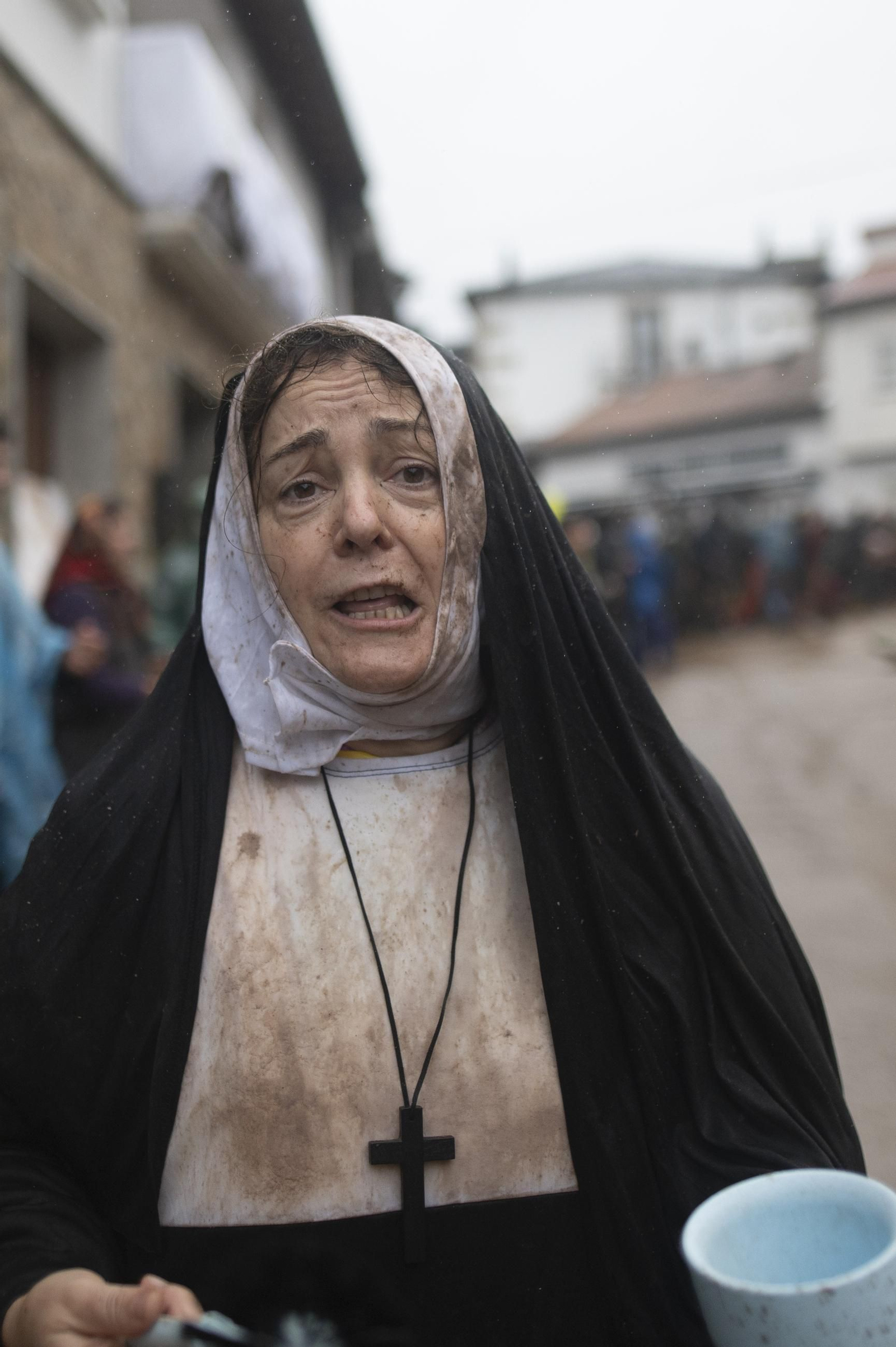 Galería | La farrapada conquista Laza antes de la salida de los Peliqueiros