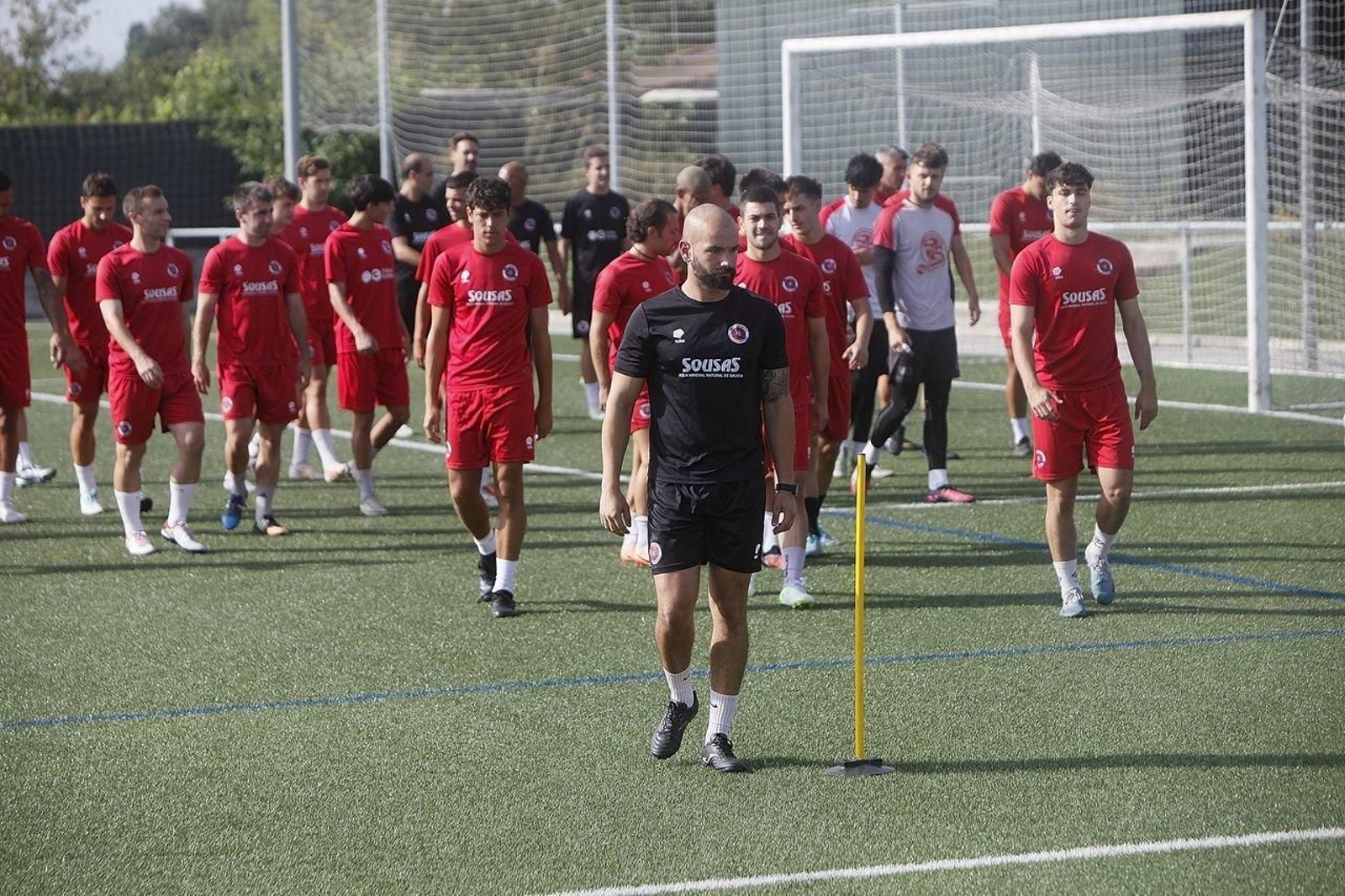 Los jugadores saltan al campo de entrenamiento