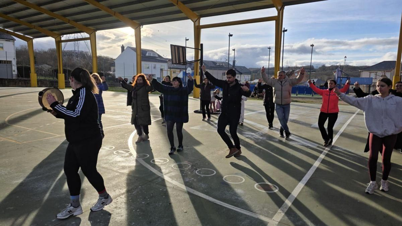 Primeiras explicacións e aprendizaxes dos bailes tradicionais con Andrea Fernández.