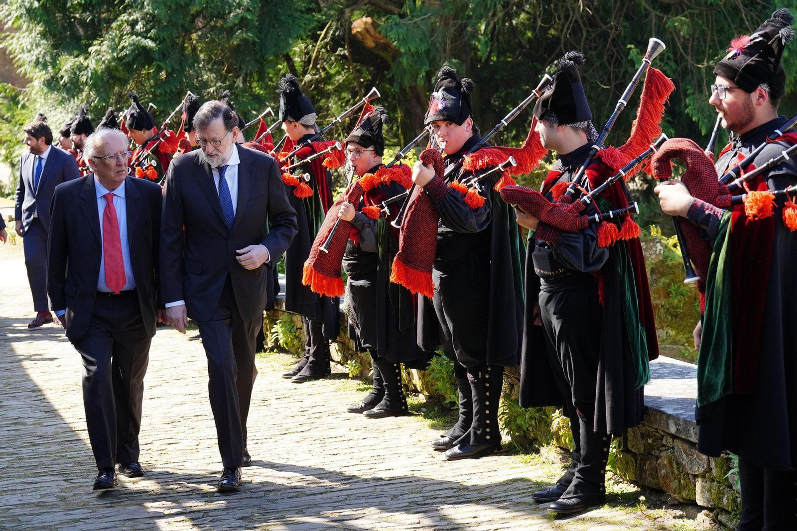 El expresidente de la Xunta de Galicia Fernando González Laxe (i) y el expresidente del Gobierno Mariano Rajoy (d), llegan al acto de toma de posesión del presidente de la Xunta.