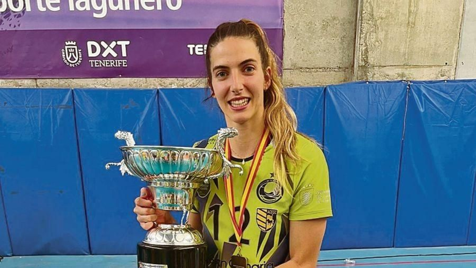 La jugadora internacional viguesa posa con su primer título de Liga.