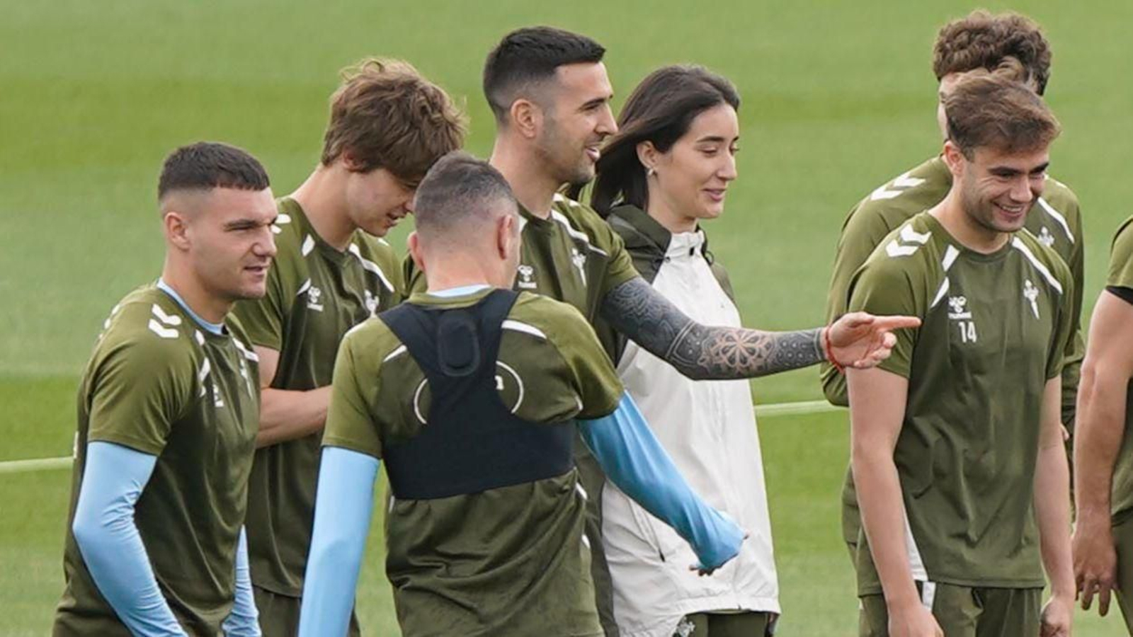 Laura Centoira, encargada de la parte mental, bromea con los jugadores en el entrenamiento de ayer.