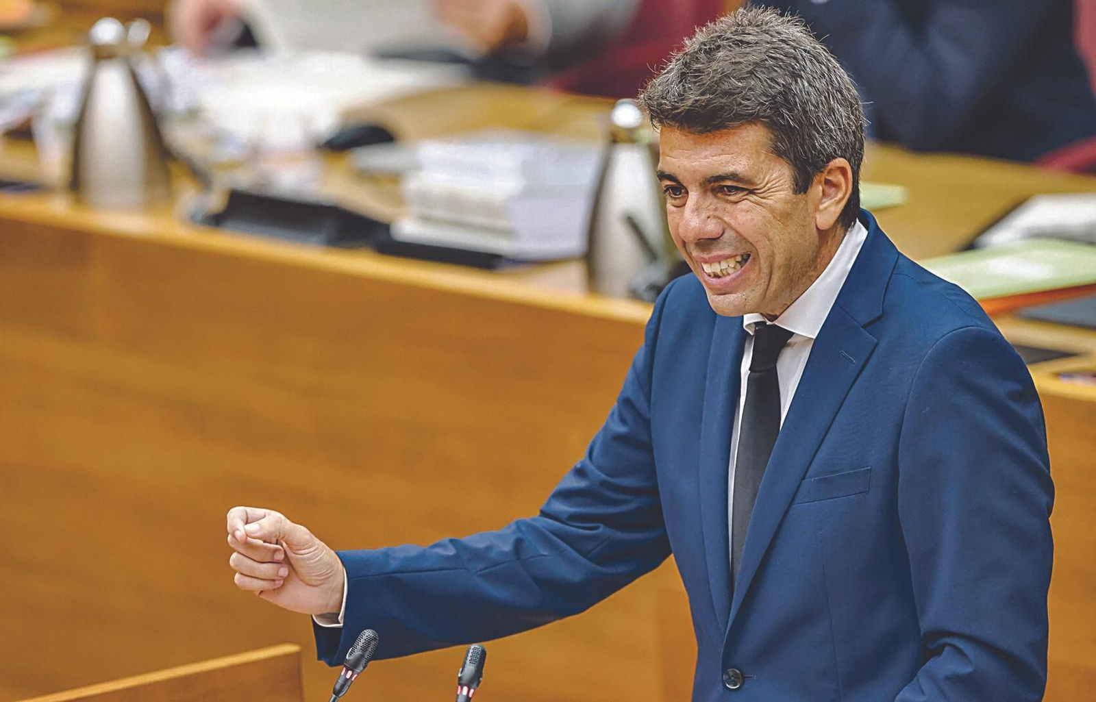 El presidente de la Generalitat Valenciana, Carlos Mazón, interviene durante la sesión plenaria.
