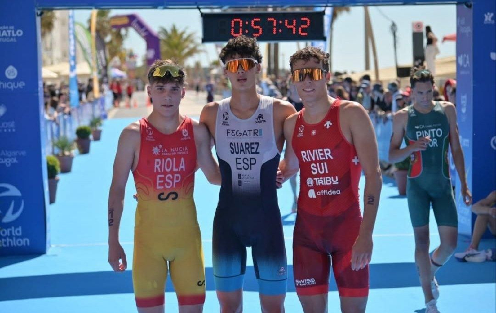 El cedeirés del Delikia Damián Suárez, en el centro, tras la carrera.