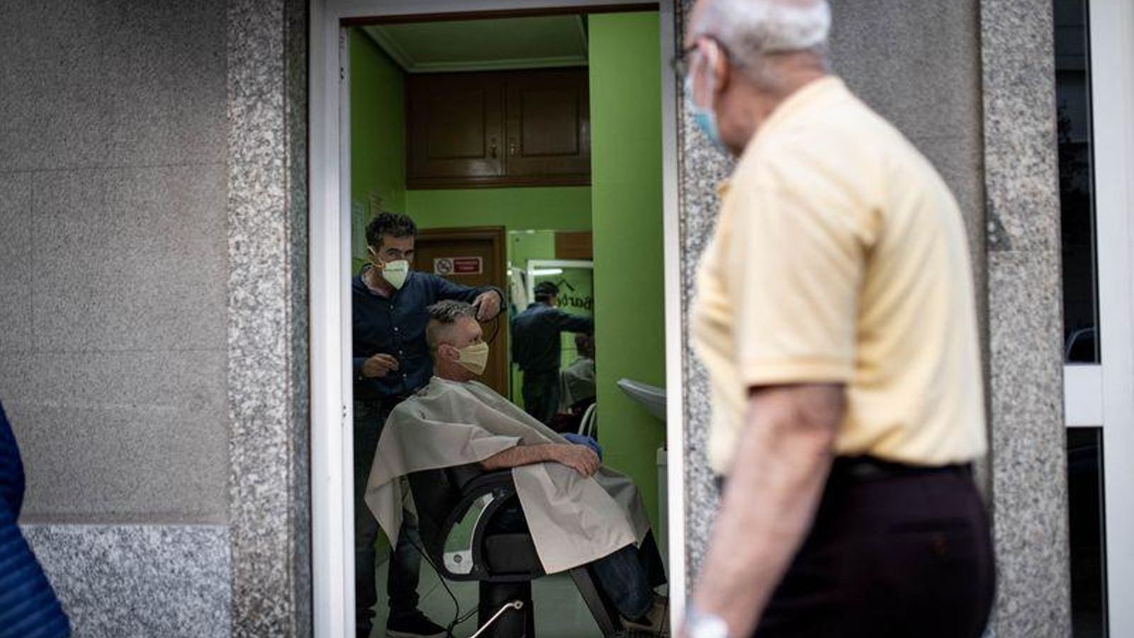 OURENSE (PELUQUERÍA TOÑO). 04/05/2020. OURENSE. Arranca la fase cero con la apertura de varios negocios, entre los que se incluyen ferreterías, peluquerías, talleres de arreglos, librerías o clínicas. FOTO: ÓSCAR PINAL