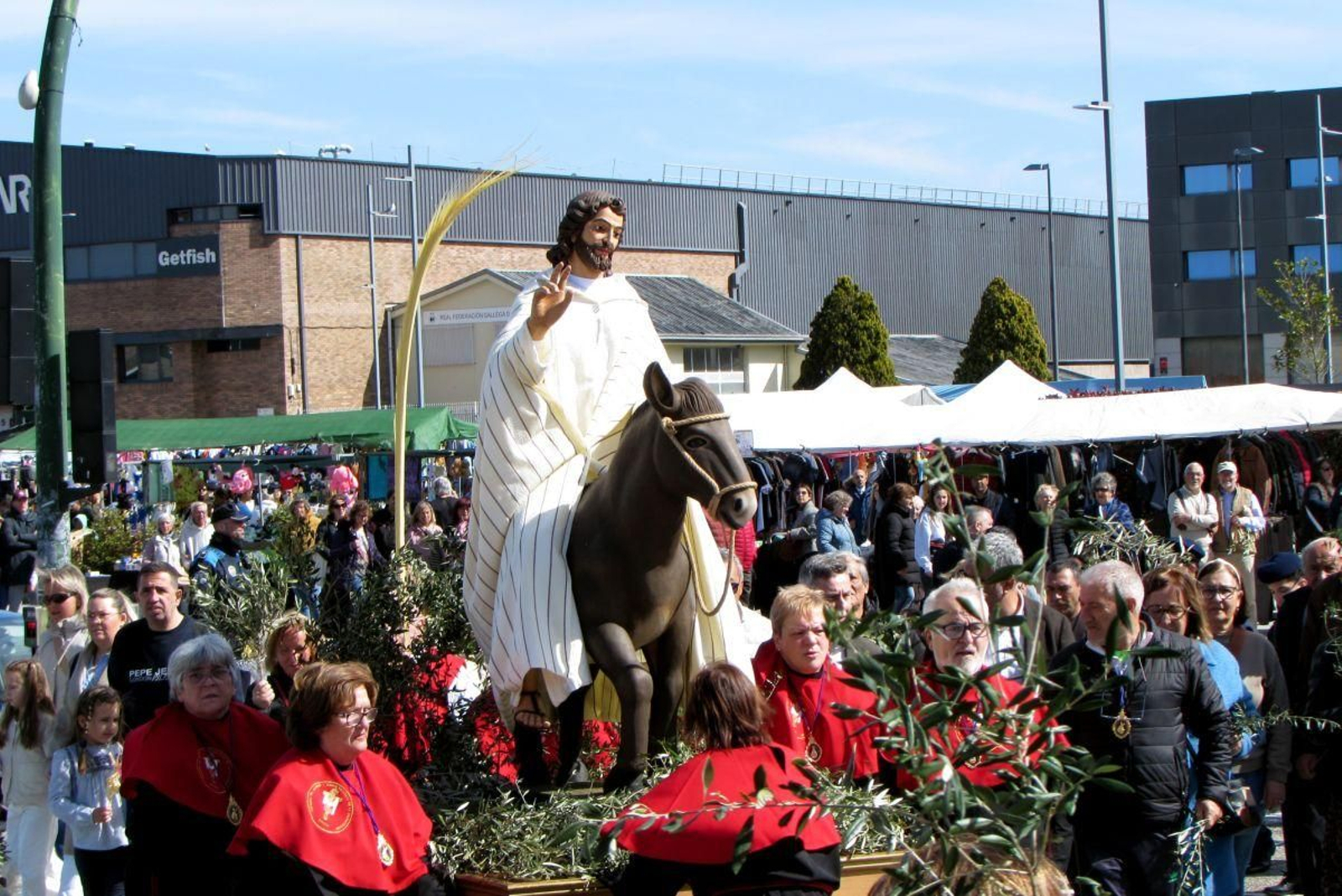 La procesión de la Borriquita, a su paso junto al mercadillo de Bouzas.