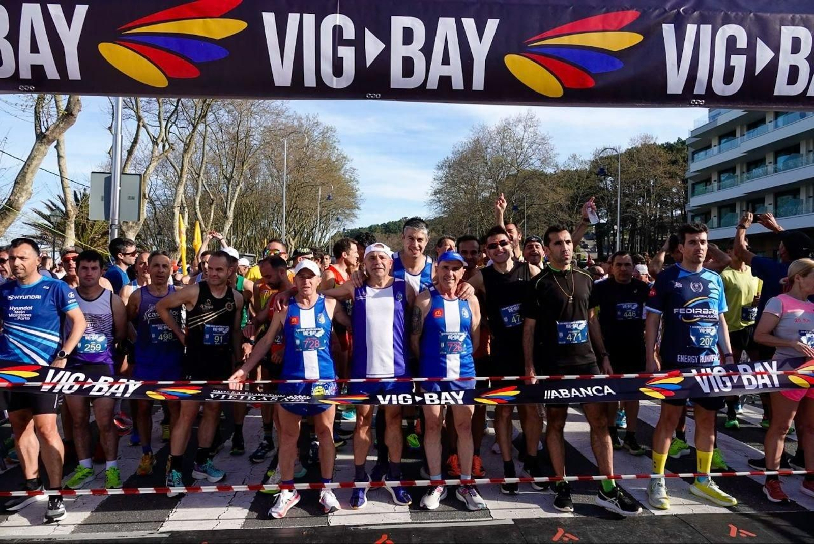 Atletas a punto de empezar a correr en la Vig-Bay 2024.