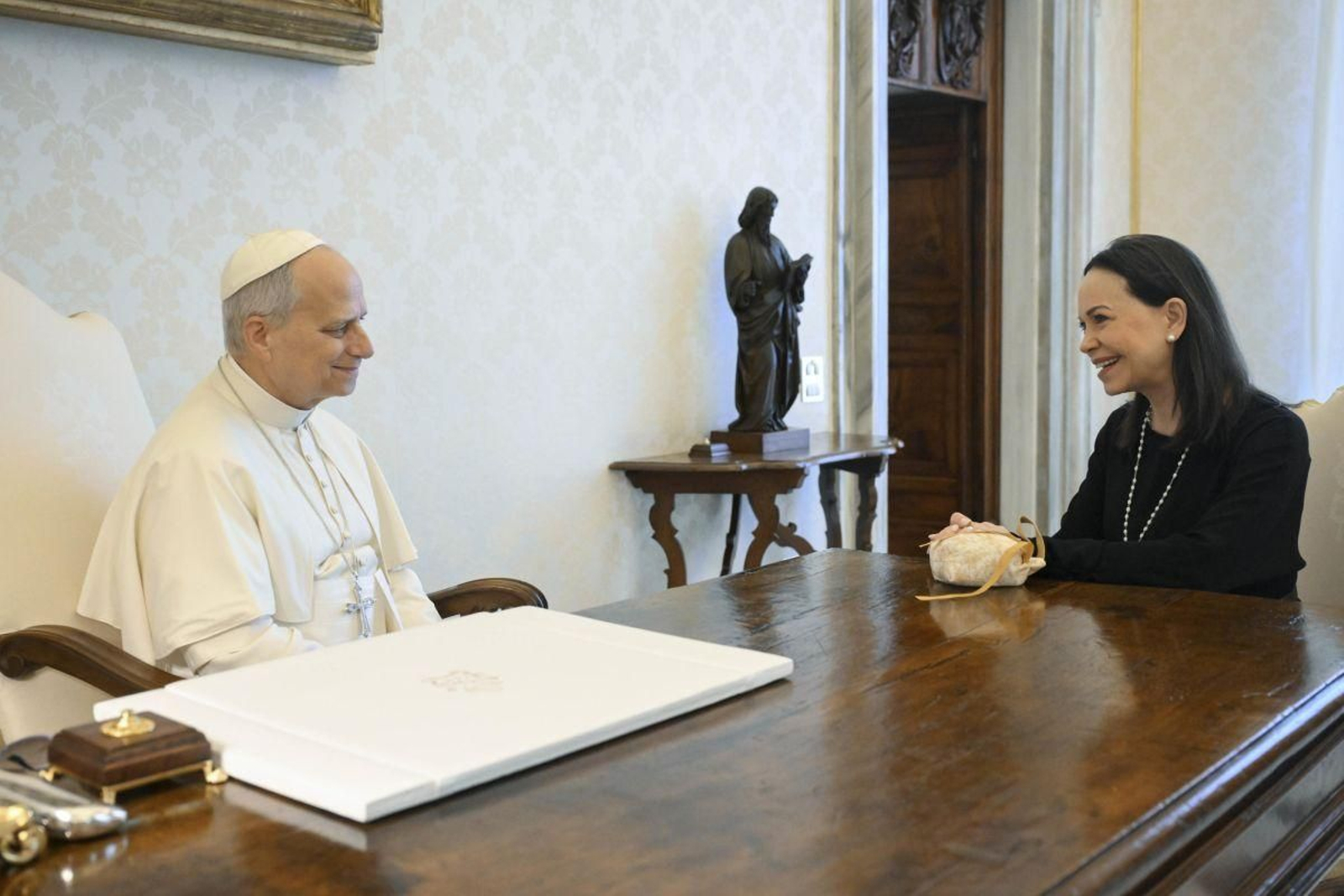 León XIV recibió ayer en El Vaticano a la líder de la oposición, Corina Machado.