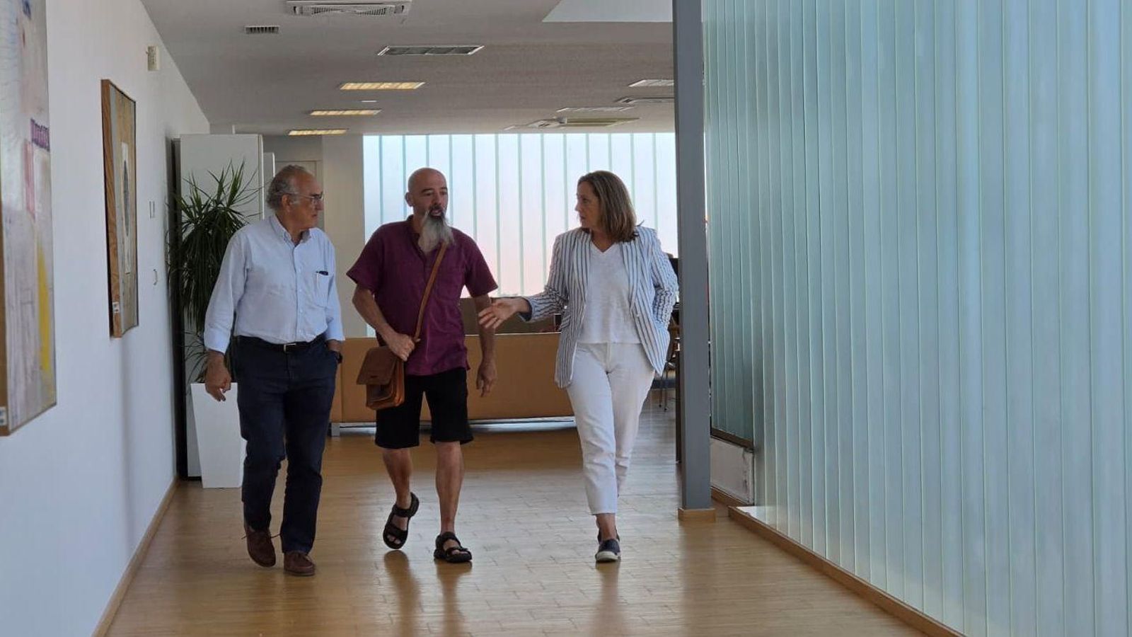 Pepe Fumega y Fiz Axeitos, de la asociación vecinal de O Casco Vello mantuvieron una reunión con Luisa Sánchez.