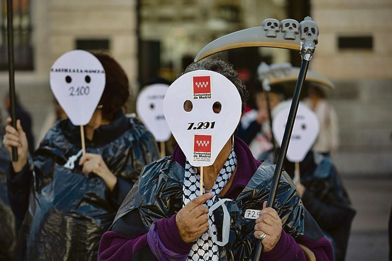 Manifestantes con caretas durante la concentración de la plataforma Marea de Residencias, en Madrid.