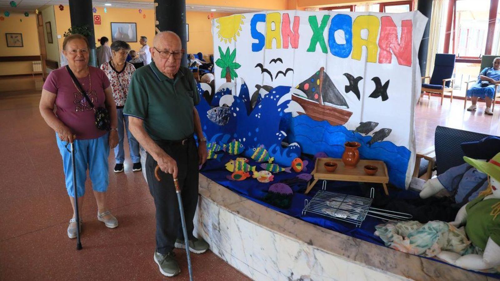 Junto al mural y decoración festiva.